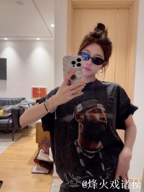 中国欧文女孩火遍海外，眼镜造型下滞空动作独特