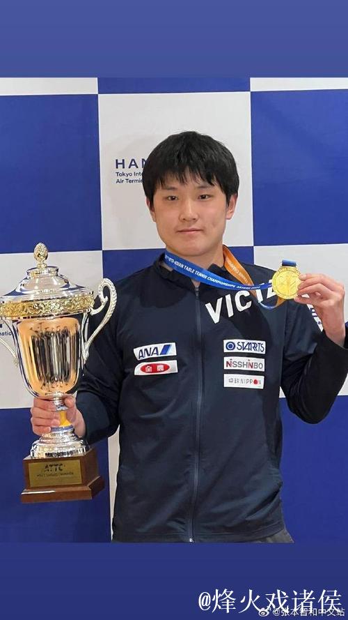 张本智和胜利时刻：握拳庆祝奖杯，乐享香港夜景，重拾久违欢愉